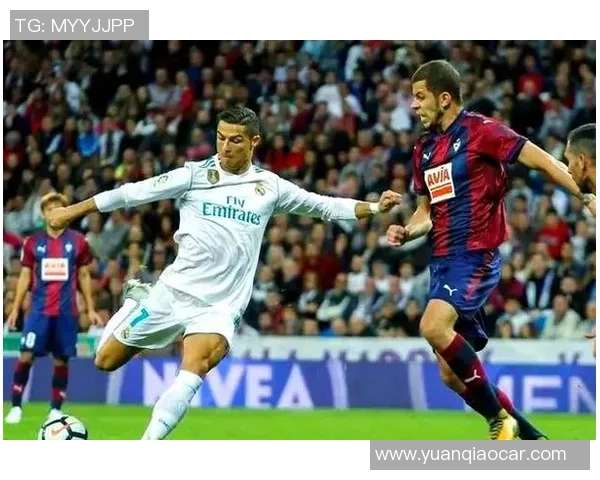 足球巨星技艺展示:近距离过人瞬间展现惊人灵动与控球技巧 足球巨星技艺展示:近距离过人瞬间展现惊人灵动与控球技巧