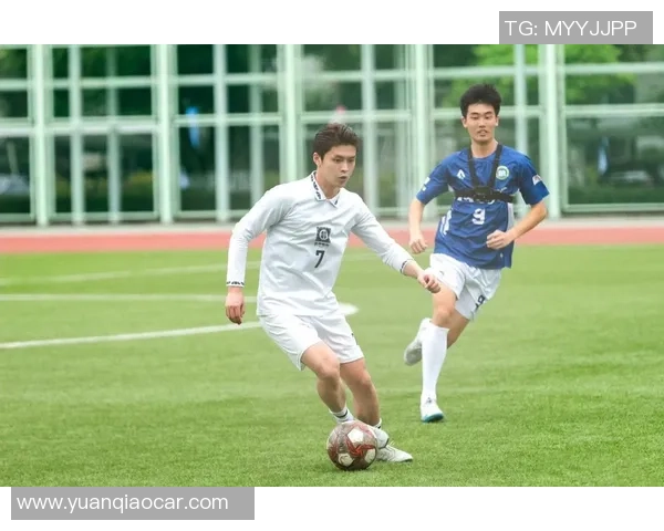 足球明星街头假扮挑战引发热潮迷惑路人展现真实球技与个性